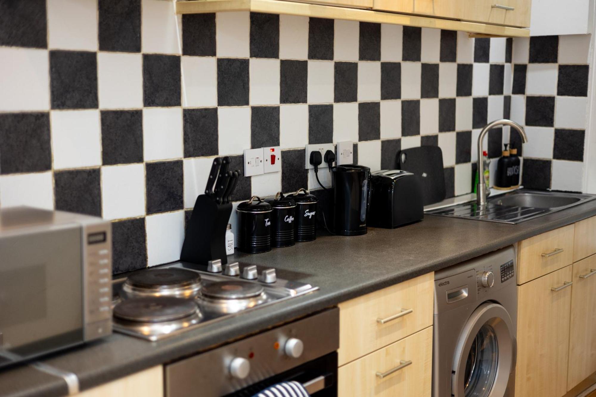 Spacious 3 Bedroom Ground Floor Apartment - 10 Mins From City Centre Leeds  Dış mekan fotoğraf